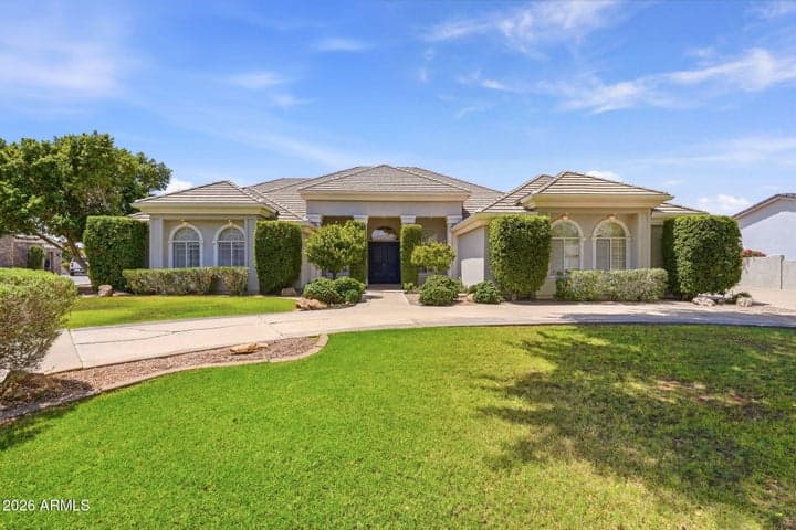 302 S TUCANA Court, Gilbert, AZ