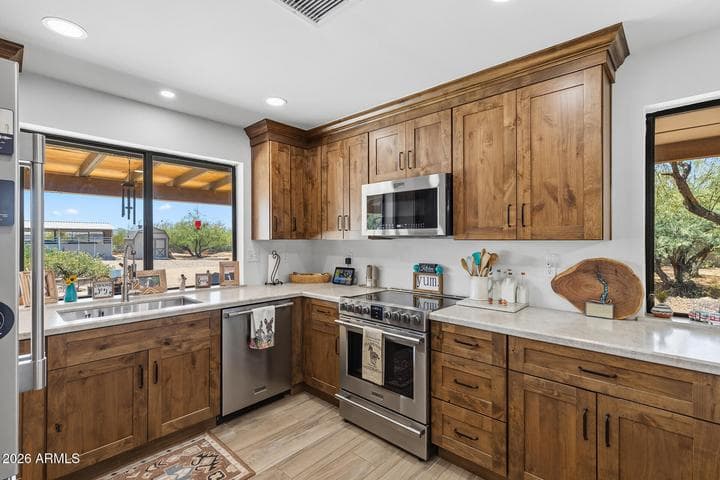 1011 E MADDOCK Road, Phoenix, AZ