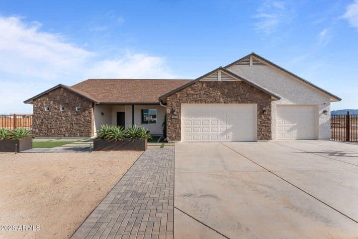 21015 W White Feather Lane, Wittmann, AZ