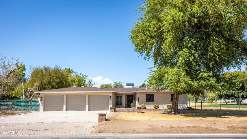 8018 W ACOMA Drive, Peoria, AZ
