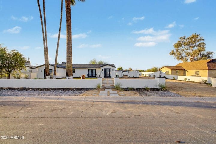 720 E DESERT Lane, Phoenix, AZ