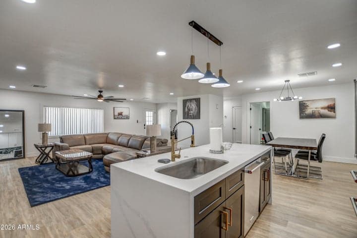 1725 W MITCHELL Drive, Phoenix, AZ