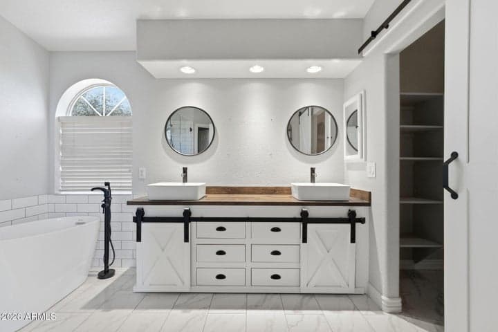 4658 E KELLY Drive, Gilbert, AZ