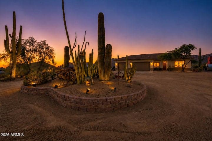 224 E WHITELEY Street, Apache Junction, AZ