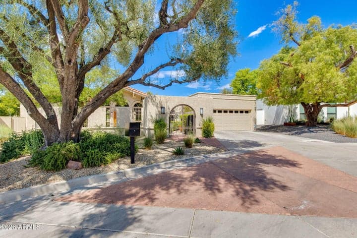 2412 E SOLANO Drive, Phoenix, AZ