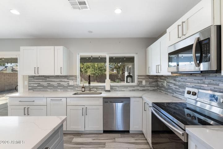 2418 W CALAVAR Road, Phoenix, AZ