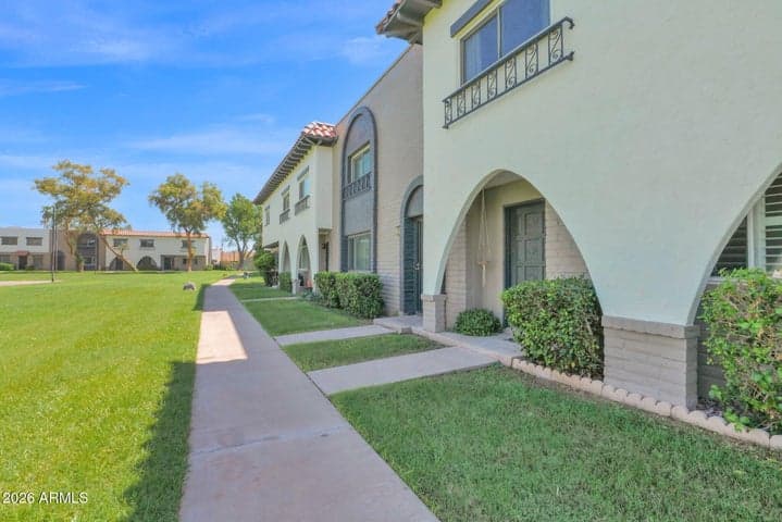 2930 E CLARENDON Avenue, Phoenix, AZ