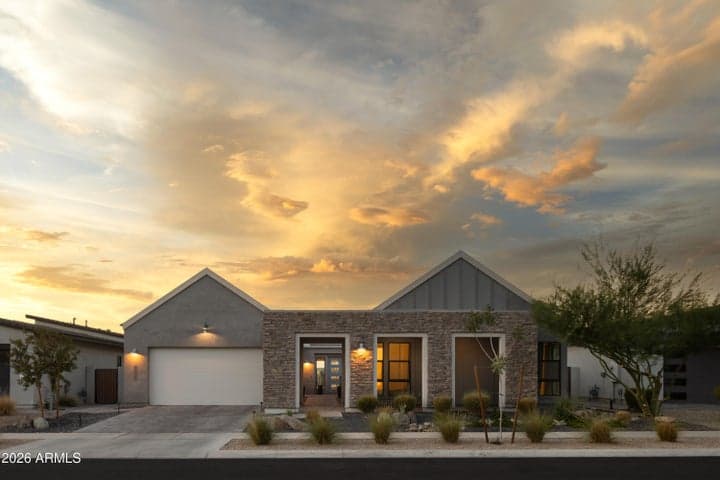718 E SUMMERSIDE Road, Phoenix, AZ