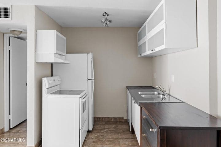 5525 E THOMAS Road #R11, Phoenix, AZ
