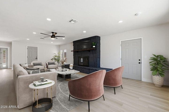 2617 W LAWRENCE Road, Phoenix, AZ