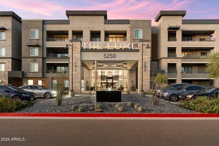 5250 E DEER VALLEY Drive #303, Phoenix, AZ