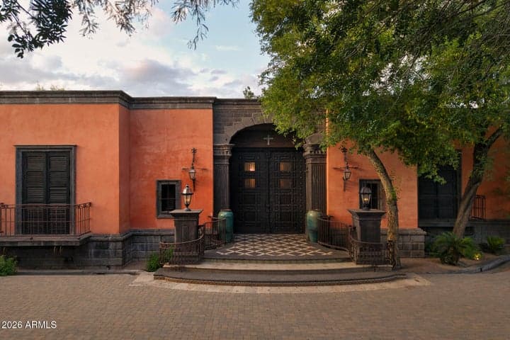 8100 N 68TH Street, Paradise Valley, AZ