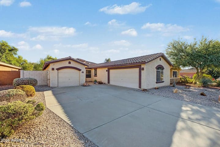 2521 W DARREL Road, Phoenix, AZ