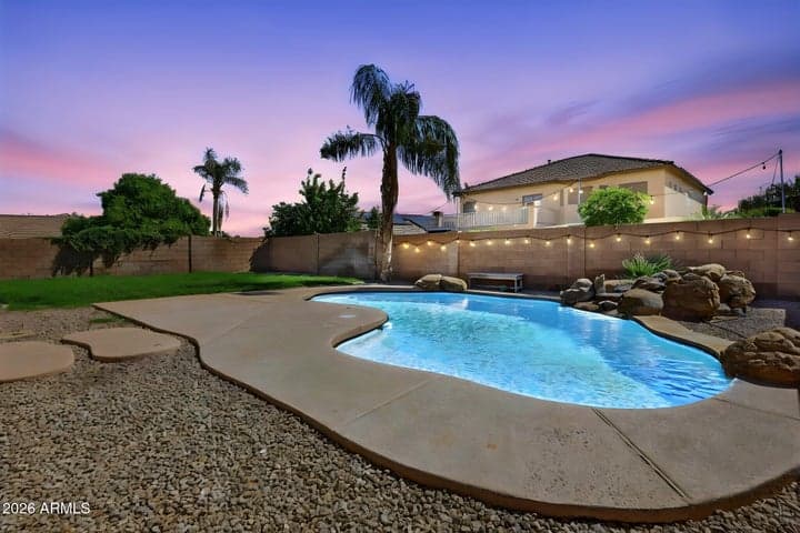 8021 W HILTON Avenue, Phoenix, AZ