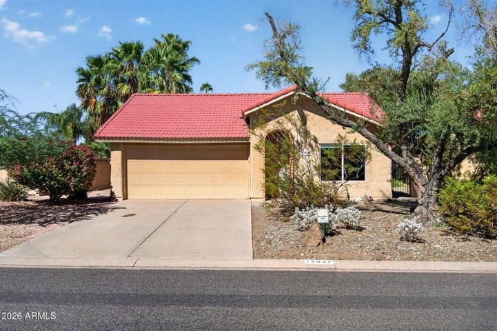 12037 S HALF MOON Drive, Phoenix, AZ