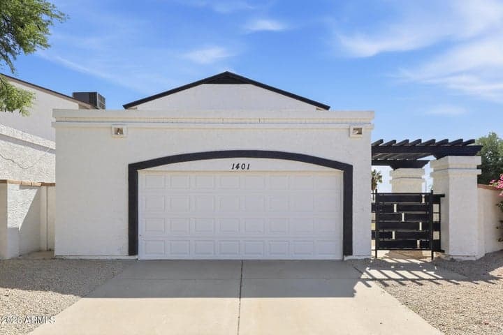 1401 E KERRY Lane, Phoenix, AZ
