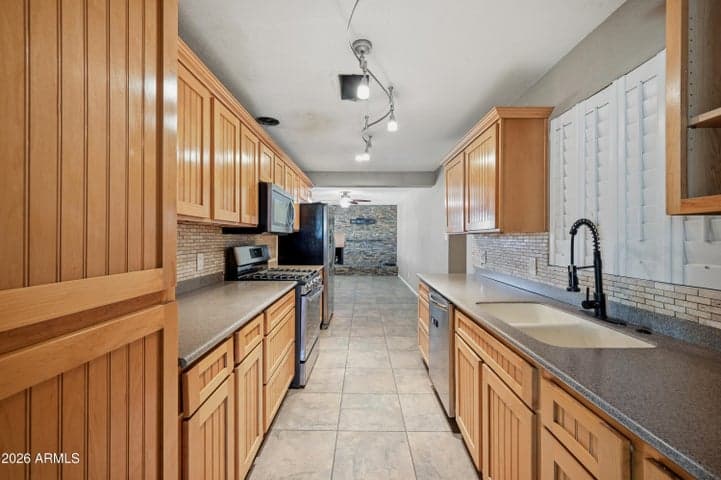 2301 W CHEERY LYNN Road, Phoenix, AZ