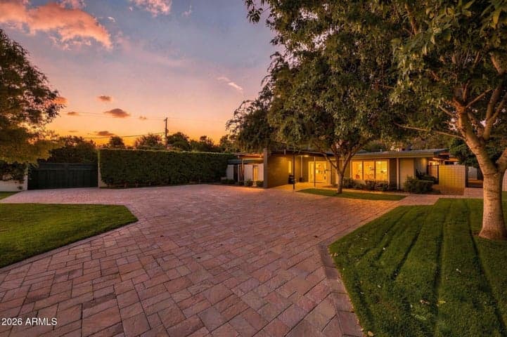 318 W LAWRENCE Road, Phoenix, AZ