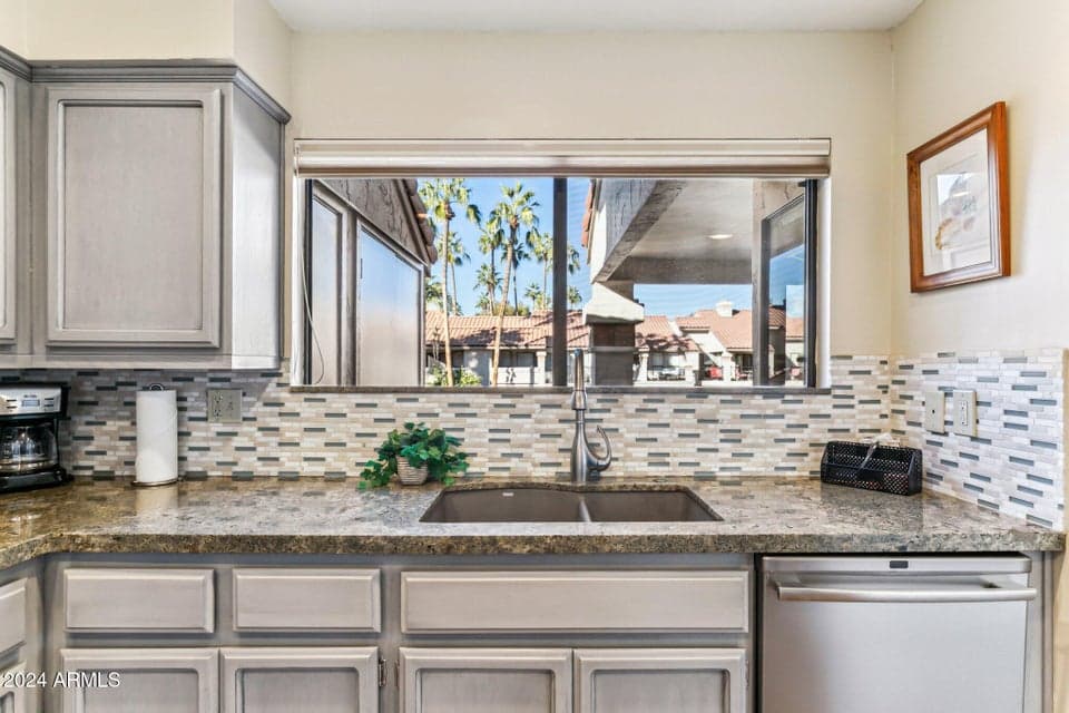 Granite counters, overlooks pool
