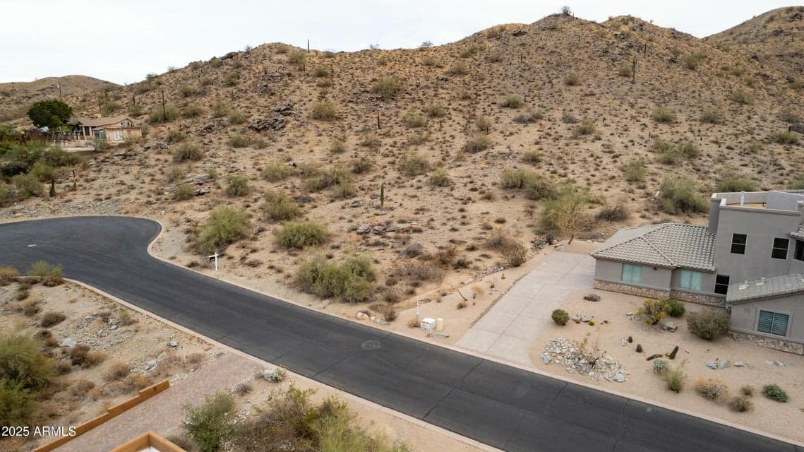 Elevated hillside homesite in Phoenix surrounded by stunning desert mountain views and natural landscape. This premium lot offers exceptional privacy, breathtaking scenery, and direct access to nearby hiking and outdoor recreation opportunities.