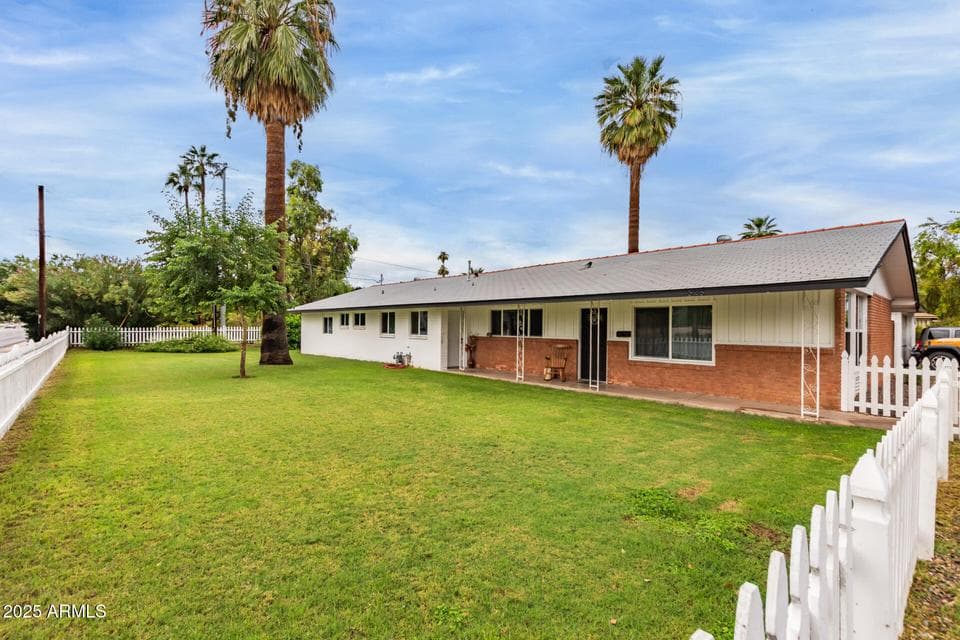 328 E BETHANY HOME Road, Phoenix, AZ 85012 — photo 1 of 35