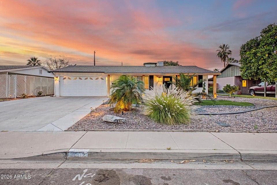 Beautifully updated 2 Bed, 3 bath home with detached Casita in the heart of Scottsdale