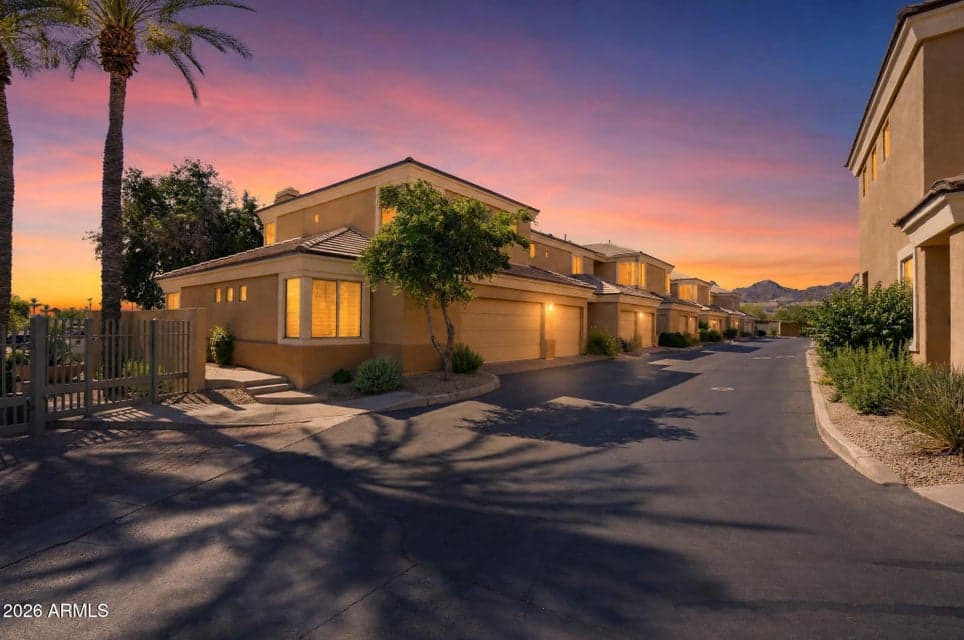 Gorgeous sunsets from this gated unit only 1/2 mile from Phoenix Preserve hiking/mountain biking trail system!!!!!