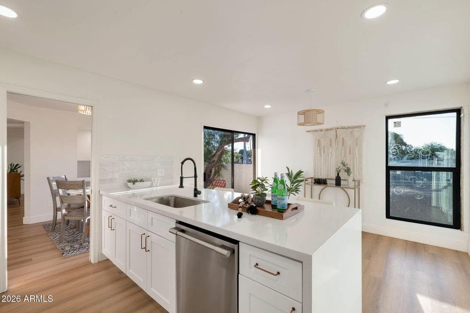703 E CORTE ORO, Phoenix, AZ 85020 — photo 1 of 27