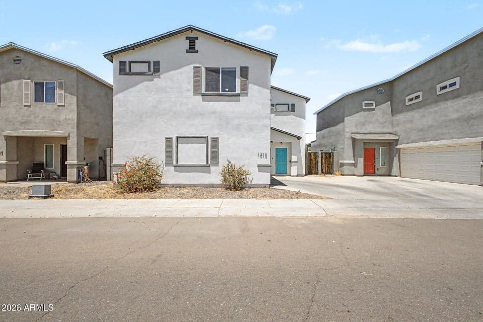 1018 E ODEUM Lane, Phoenix, AZ 85040 — photo 1 of 33
