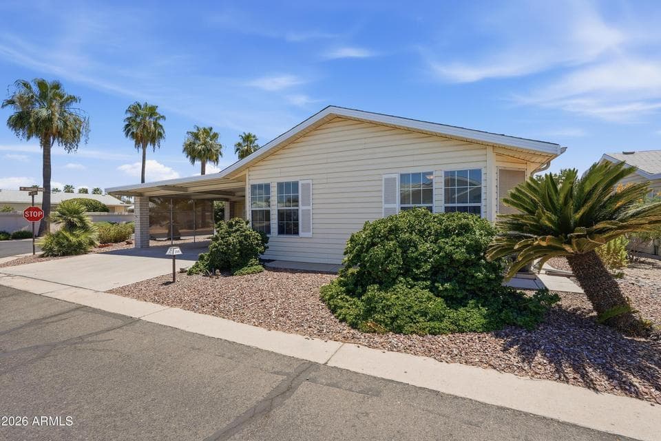 Over 1500 sq ft with the screened-in AZ room