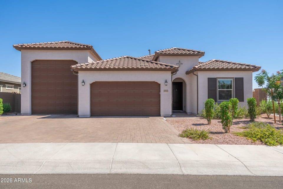 Luxury Finishes, RV Garage on Corner Lot