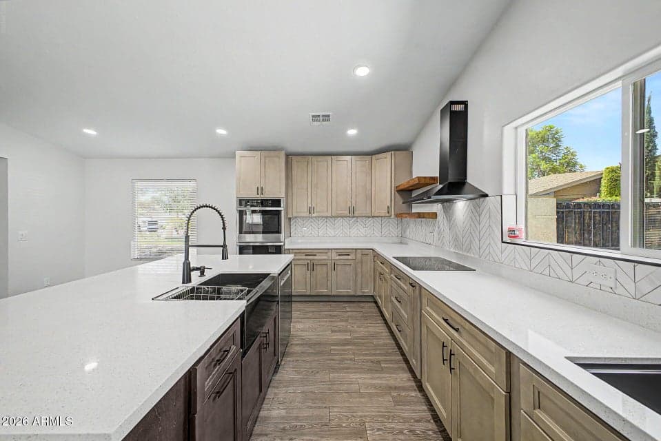 18261 N 1ST Avenue, Phoenix, AZ 85023 — photo 1 of 32