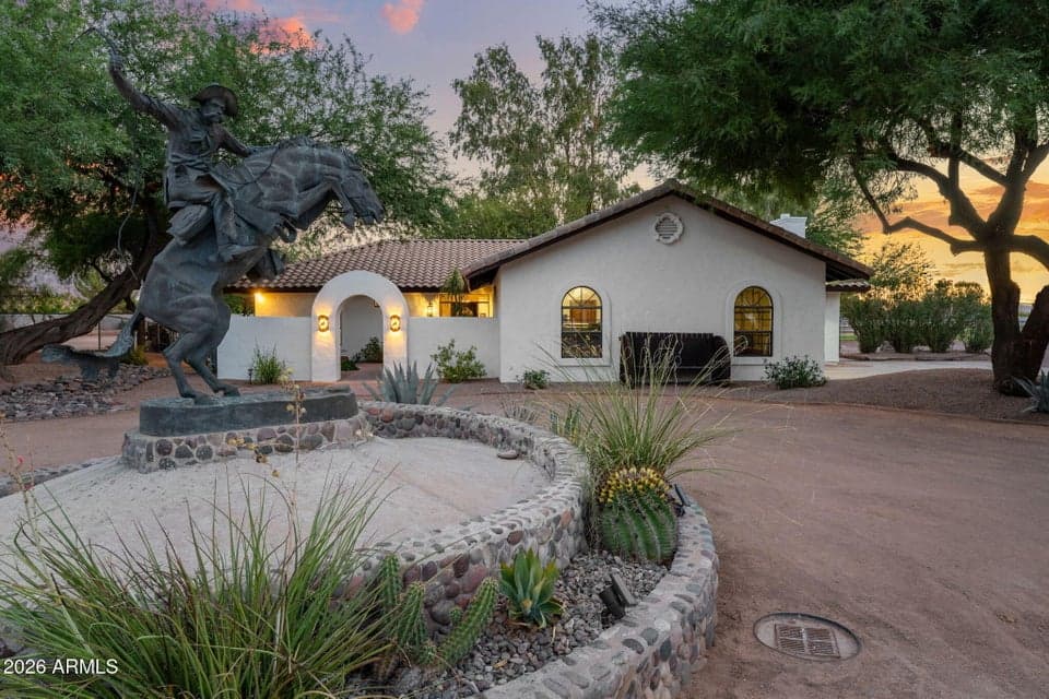 2601 E MESQUITE Street, Gilbert, AZ 85296 — photo 1 of 56