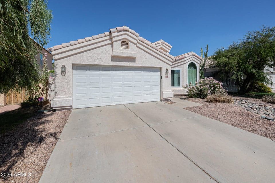 925 S SAILFISH Drive, Gilbert, AZ 85233 — photo 1 of 31