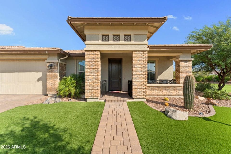 Gorgeous Hollywood on very private lot, backs to open space behind and on right side.
Public (Primary)