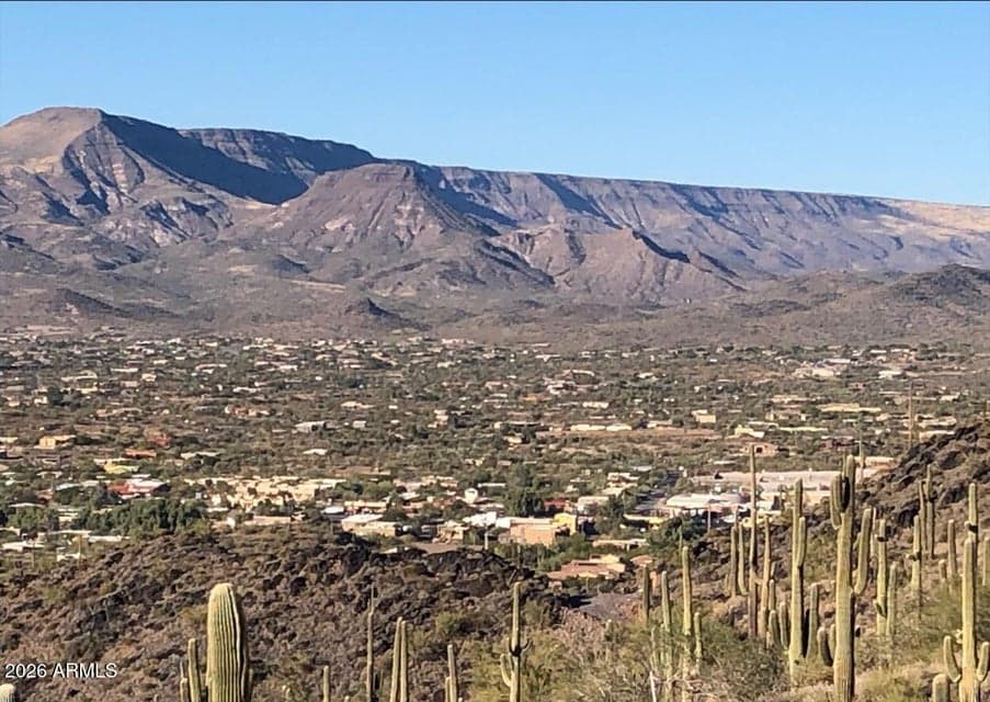 Amazing Panaramic Views. Home sits hillside, so you will enjoy those Arizona Sunsets in the evenings.