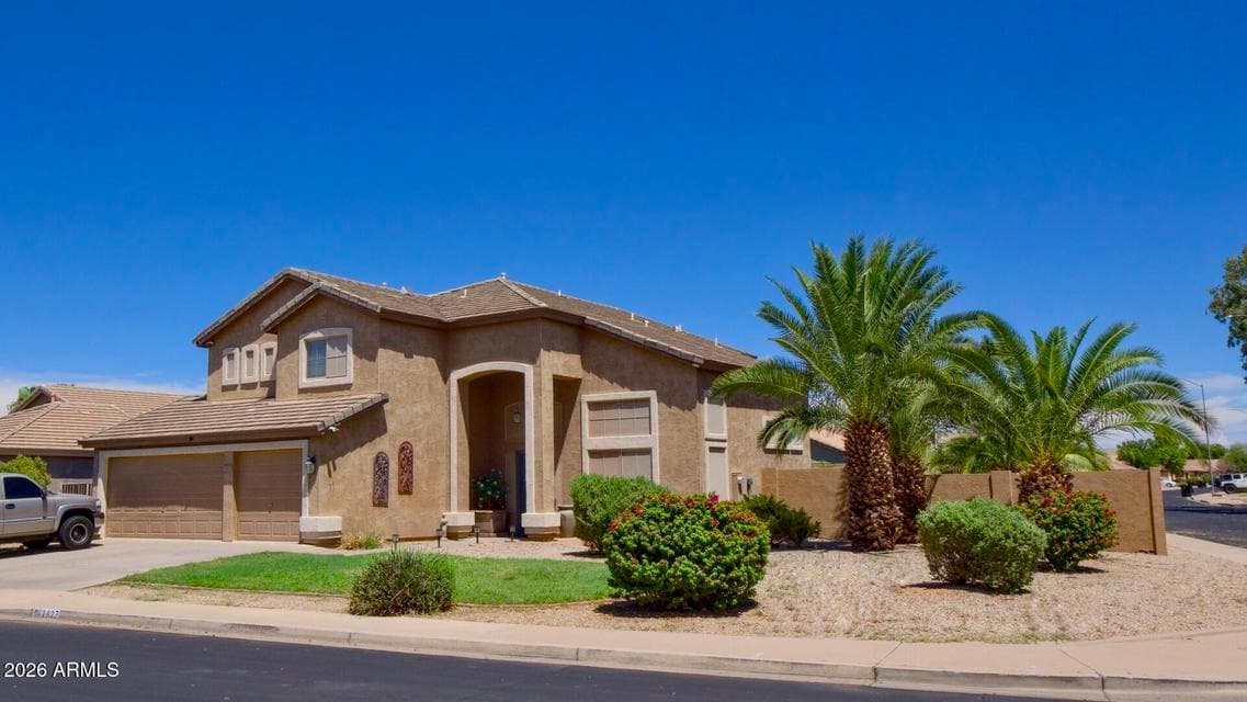Beautifull curb appeal! You need to show this beauty to your fussiest buyers!