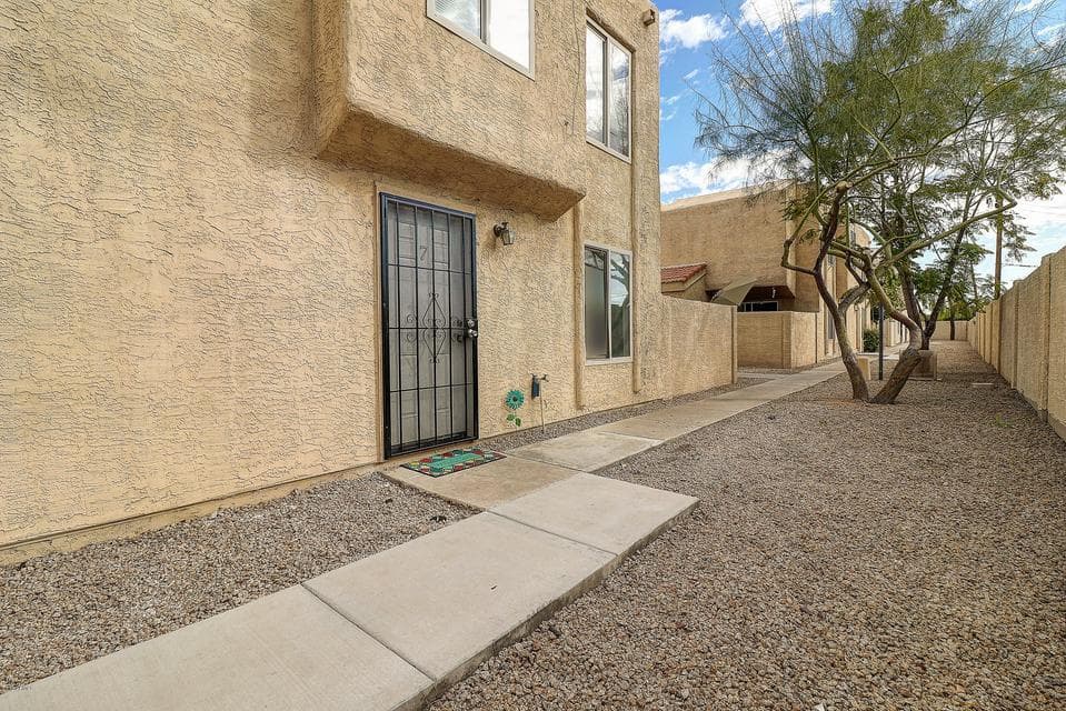 Property Does NOT face the parking area!