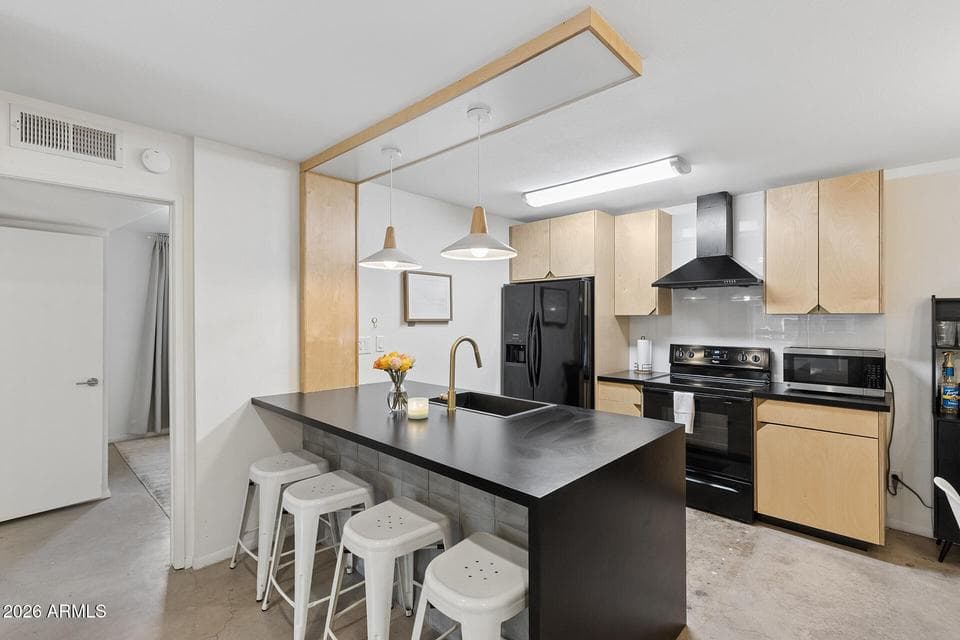 5525 E THOMAS Road R9, Phoenix, AZ 85018 — photo 1 of 32