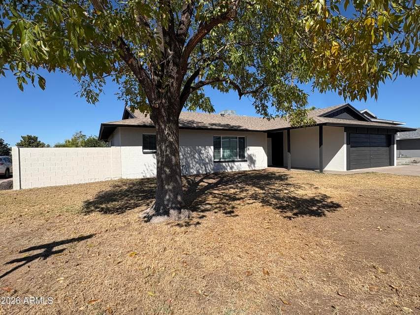 7702 N 48th Avenue, Glendale, AZ 85301 — photo 1 of 3