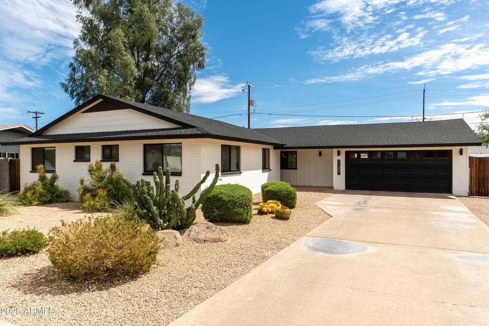 11221 N 31ST Place, Phoenix, AZ 85028 — photo 1 of 36