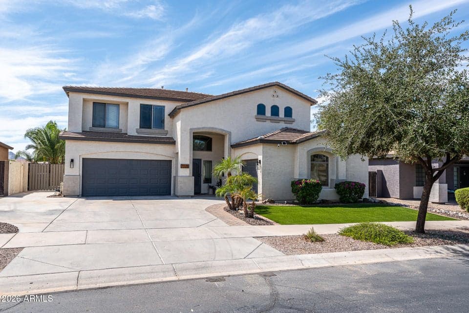 WELCOME TO THIS 5 BED, 3 BATH, 2803 SQ FOOT HOME. UPDATED THROUGHOUT WITH A RESORT SYLE BACKYARD AND GOLF COURSE VIEW.
