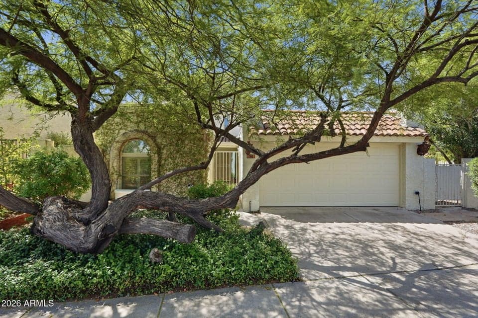 1915 E LINGER Lane, Phoenix, AZ 85020 — photo 1 of 26