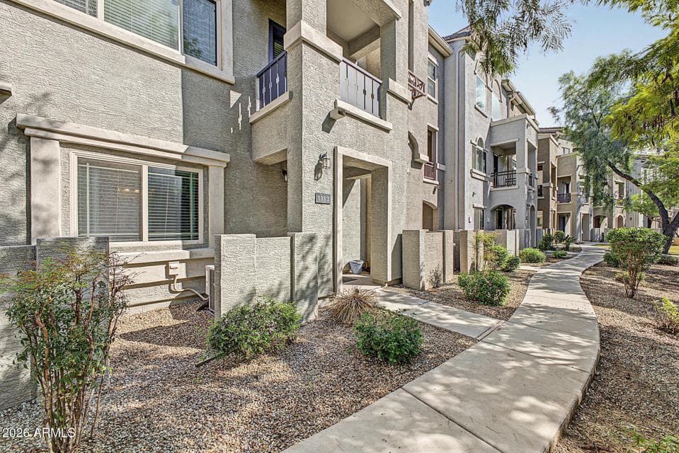 Lovely curb appeal with walkway right to the front!