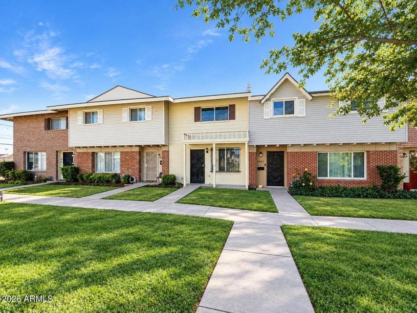 Easy to let your pets out into a well groomed community with plenty of trees, and beautiful landscaping.